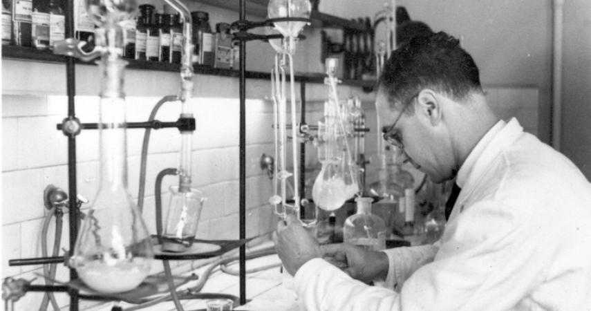 Fernando Fraga working at his lab