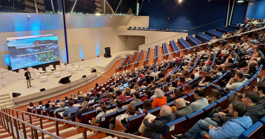 Pleno asambleario do PCCMMG nun salón de actos.