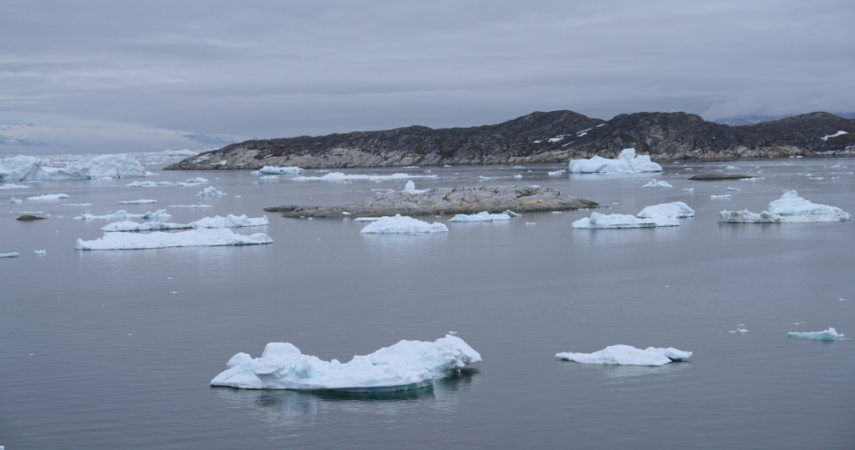 Icebergs no mar de Grenlandia