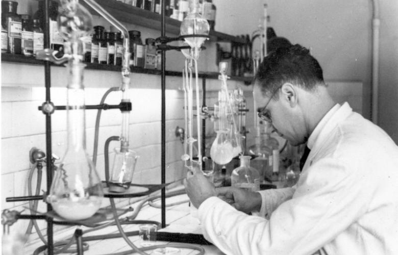 Fernando Fraga working at his lab